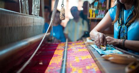  Le Musée de la Soie: Une Exploration Colorée et Fascinante dans le Cœur de Phu-Ket