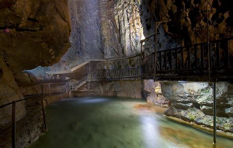 La Grotte de la Fée des Mille Yeux: Un Mirage Céleste Caché dans la Forêt Enchantée !