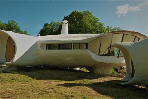  Le Pont de la Baleine: Un joyau architectural avec des vues panoramiques époustouflantes!