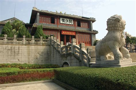  Le Temple de Baishi : Un Sanctuaire Historique au Cœur verdoyant de Zhaoqing!